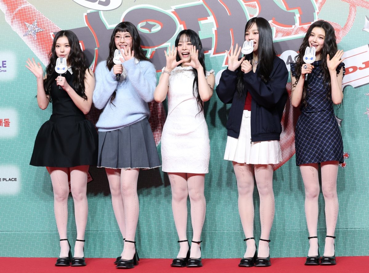 ‘2024 SBS 가요대전’ 레드카펫 행사에 참석한 뉴진스 / 뉴스1