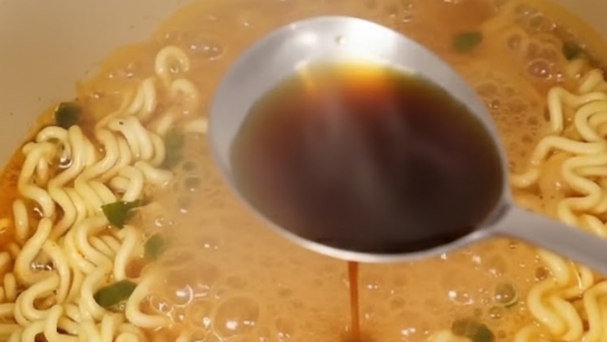 라면에 참치액젓 한 숟가락을 넣는 모습. 유튜브 채널 '꿀팁주부 백살림' 영상 장면 중 일부를 AI로 재생성한 이미지.