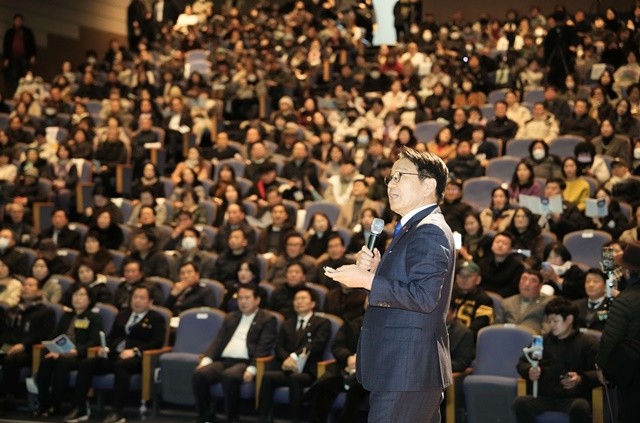 강기정 광주광역시장이 28일 빛고을문화관에서 열린 '광주전남 통합 남구권역 시민공청회'에 참석해 통합 추진사항을 설명하고 있다./광주광역시 제공