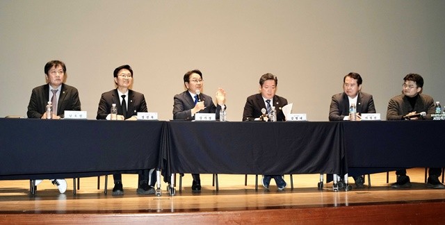 강기정 광주광역시장이 28일 빛고을문화관에서 열린 '광주전남 통합 남구권역 시민공청회'에 참석해 시민 질의에 답하고 있다./광주광역시 제공