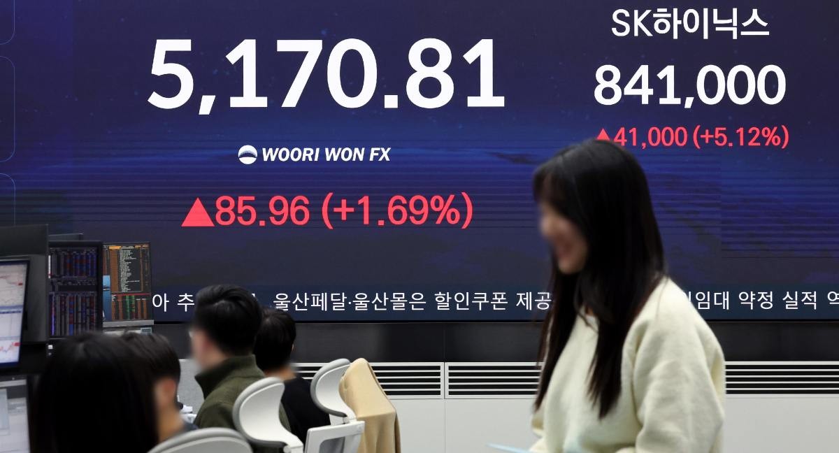 28일 오후 서울 중구 우리은행 본점 딜링룸 전광판에 증시 현황이 표시되어 있다. 이날 코스피는 전 거래일 대비 85.96p(1.69%) 상승한 5170.81, 코스닥은 50.93p(4.70%) 오른 1133.52에 마감했다. / 뉴스1