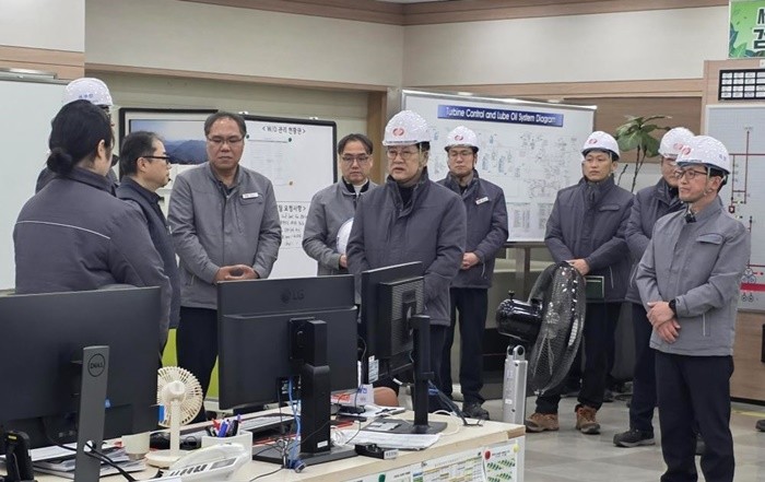 권명호 한국동서발전 사장이 울산발전본부를 방문해 설비 안정운영을 위해 힘을 쓰고 있는 직원들을 격려하고 있다. / 사진제공=동서발전
