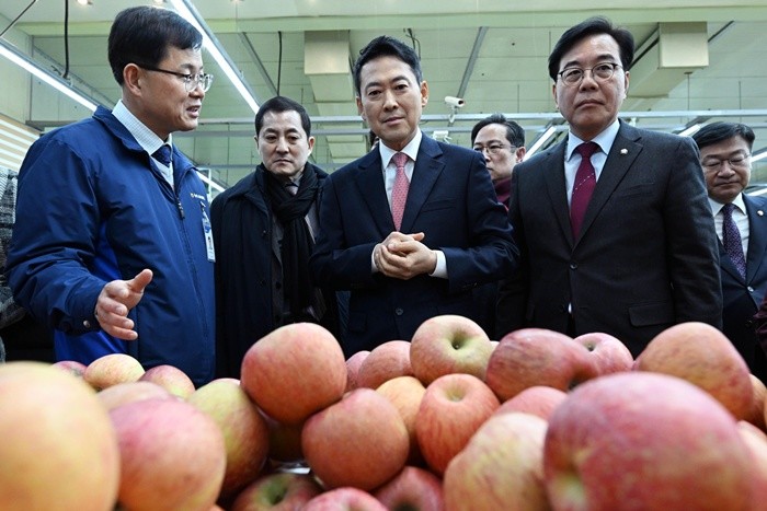 장동혁 국민의힘 대표와 송언석 원내대표 등이 28일 서울 서초구 청계산로 하나로마트 양재점을 찾아 박혜성 지사장의 설명을 들으며 물가점검 현장방문을 하고 있다. / 뉴스1