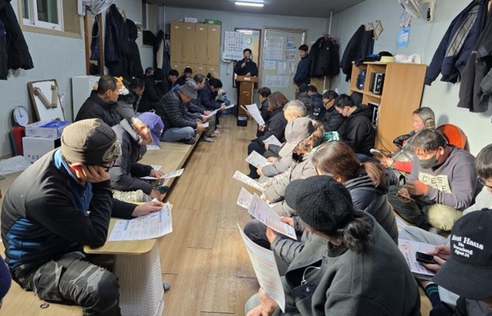 해운대구는 27일 오후 해운대구 자원재활용센터에서 현업근로자 40명을 대상으로 ‘찾아가는 한파 대비 안전관리 교육’을 실시했다. / 사진제공=해운대구