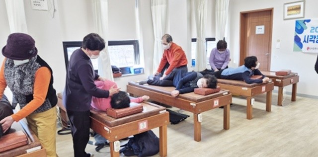 지난해 장애인일자리사업에 참여한 시각장애인 안마사들이 용당노인복지관에서 안마서비스를 제공하고 있다