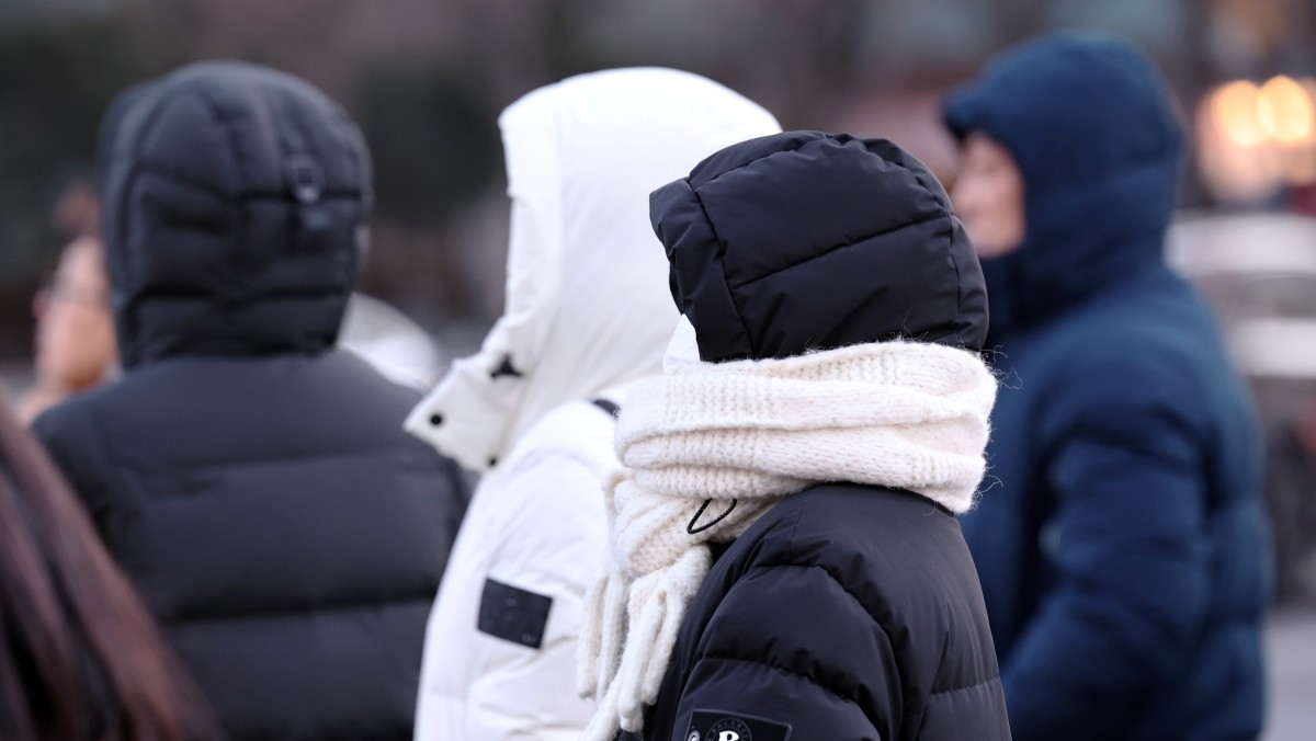 추위에 꽁꽁 싸맨 출근길. 기사의 이해를 돕기 위한 사진 / 뉴스1