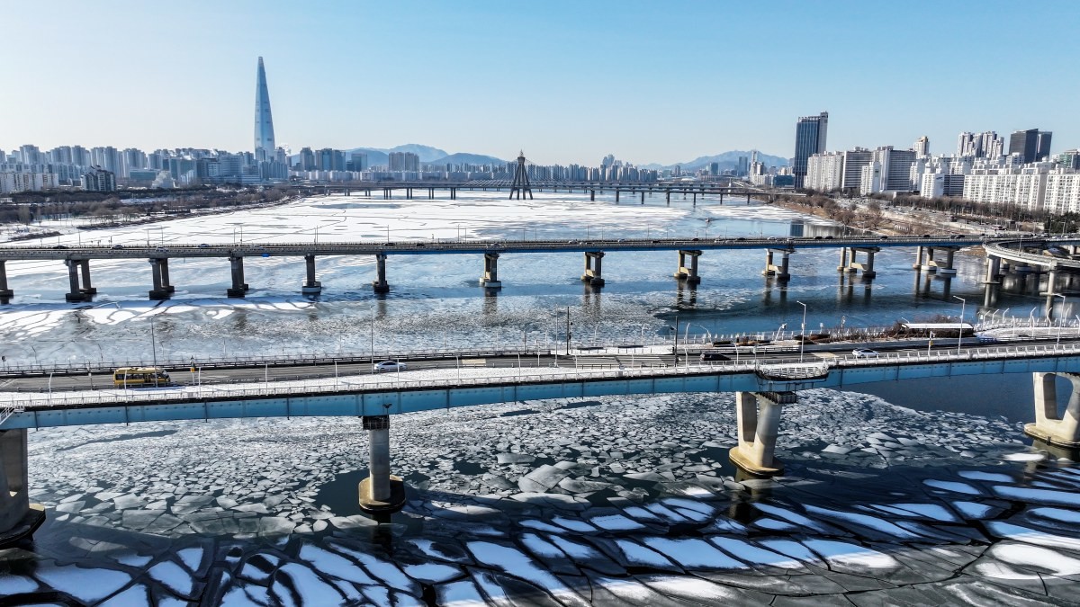 한강도 얼려버리는 최강한파. 지난 25일 오전 서울 한강 광나루한강공원 선착장 인근 강물이 얼어있다. / 뉴스1