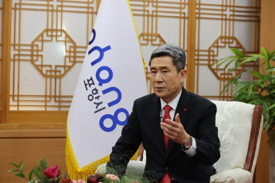 이강덕 포항시장(사진)은 지난 28일 경북도의회의 ‘대구경북 행정통합안 의결’과 관련, “도민의 충분한 동의와 공감대 없이 추진된 전형적인 탑다운 방식”이라며 강한 유감을 표명했다./포항시