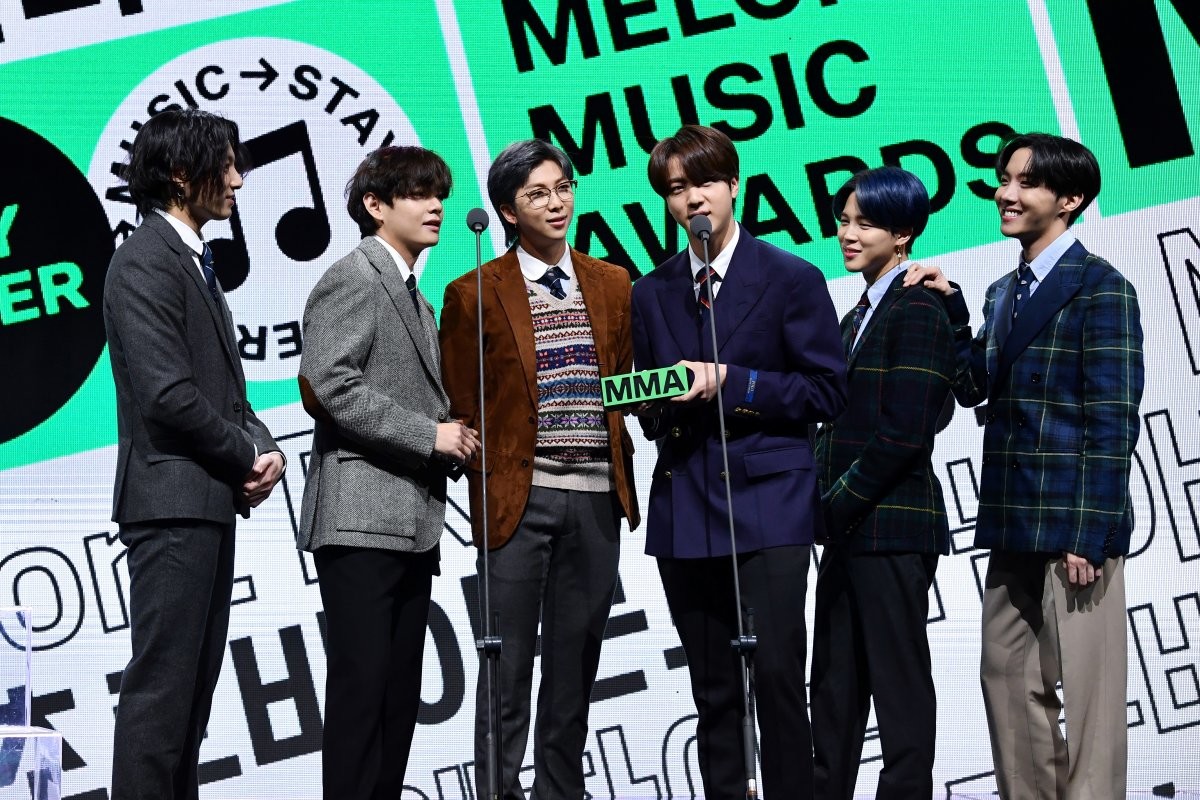 'MMA 2020'(멜론뮤직어워드 2020)에 참석해 ‘올해의 앨범상’ 수상한 방탄소년단 / 뉴스1
