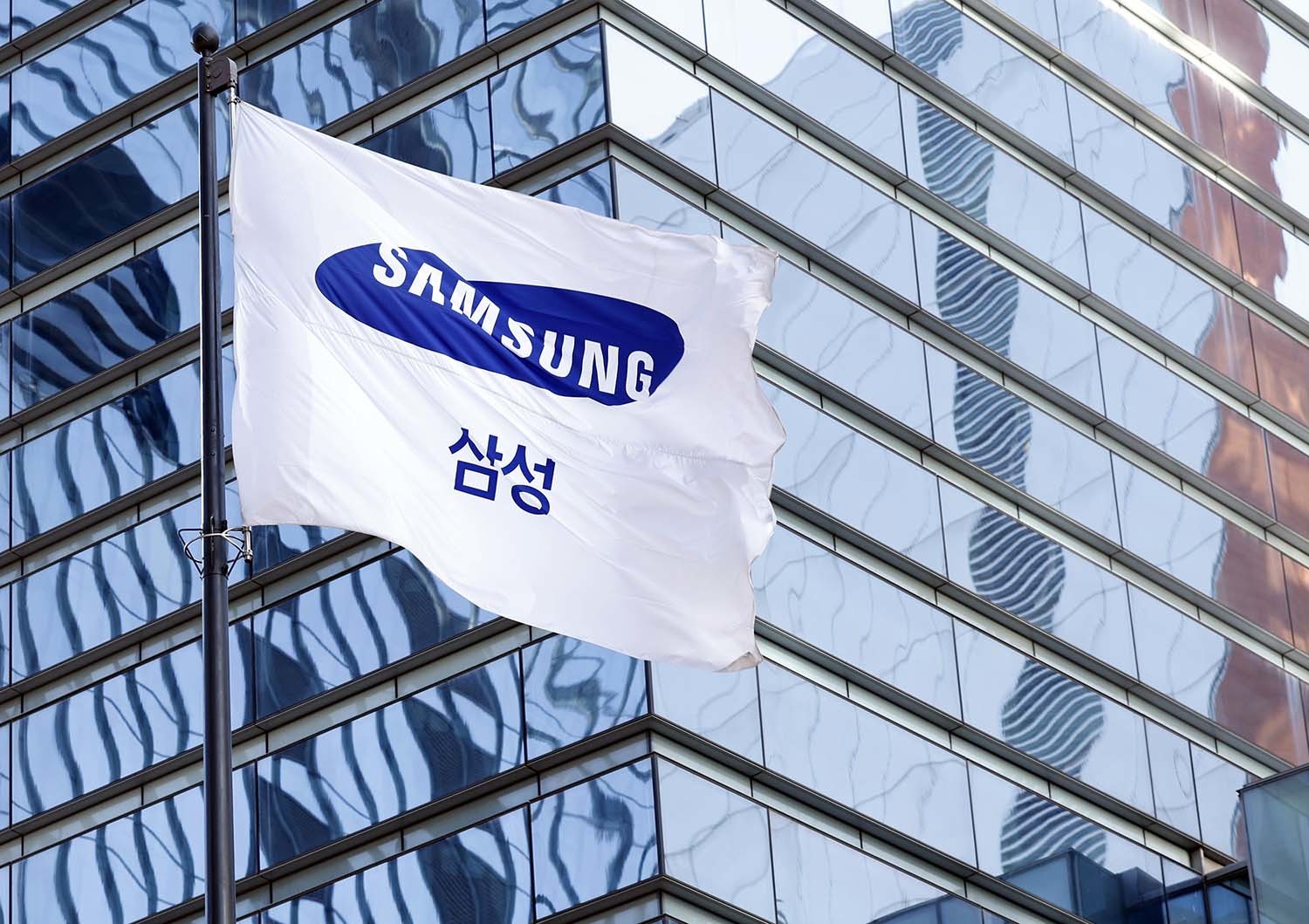 서울 서초구 서초대로 삼성전자 서초사옥 게양대에 걸린 삼성 깃발이 바람에 휘날리고 있다. / 뉴스1