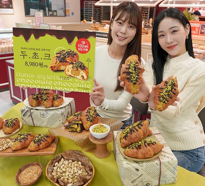 29일 서울 용산구 이마트 용산점 내 베이커리 매장에서 모델들이 신세계푸드가 선보인 가성비 디저트 ‘두바이 스타일 초코 크루아상’을 소개하고 있다. / 신세계푸드 제공
