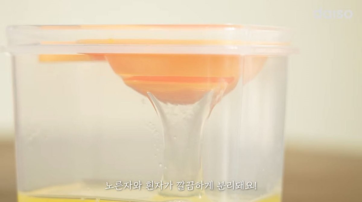 다이소 '계란 분리 보관 용기' 제품 사용 모습. / 유튜브 '다이소'