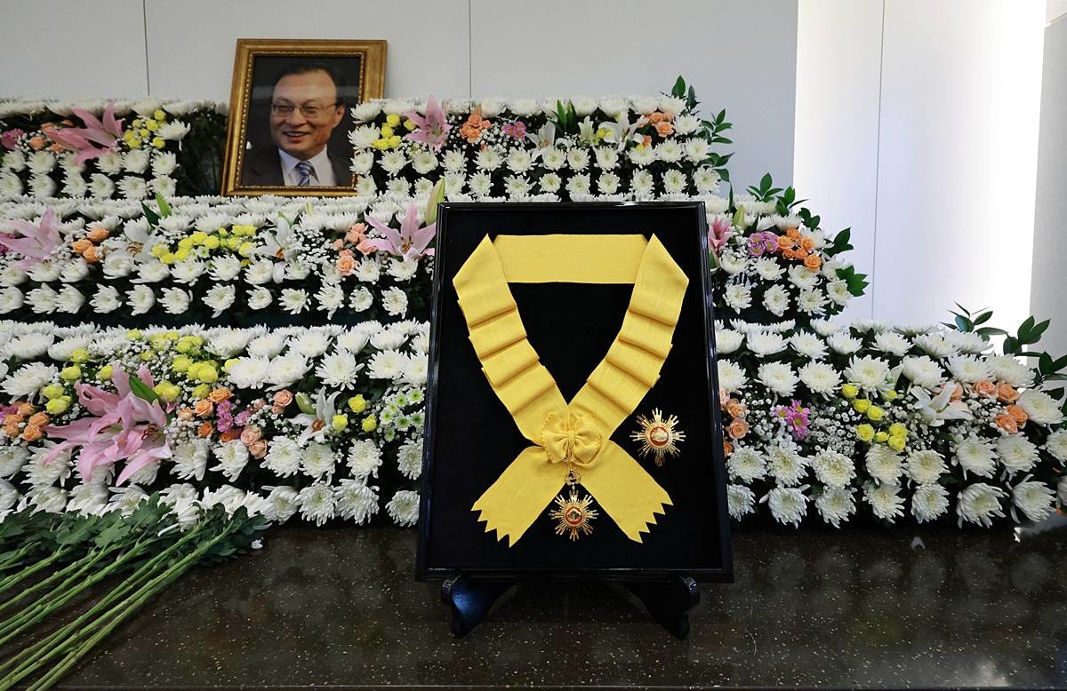 27일 오후 서울 종로구 서울대학교병원 장례식장에 마련된 고 이해찬 민주평화통일자문회의 수석부의장의 빈소에 국민훈장 무궁화장이 놓여 있다 / 뉴스1