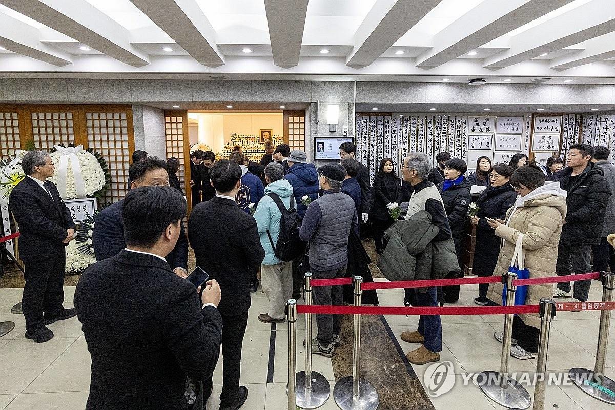 28일 서울 종로구 서울대학교병원 장례식장에 마련된 고 이해찬 전 국무총리의 빈소에 많은 조문객들이 찾고 있다 / 연합뉴스