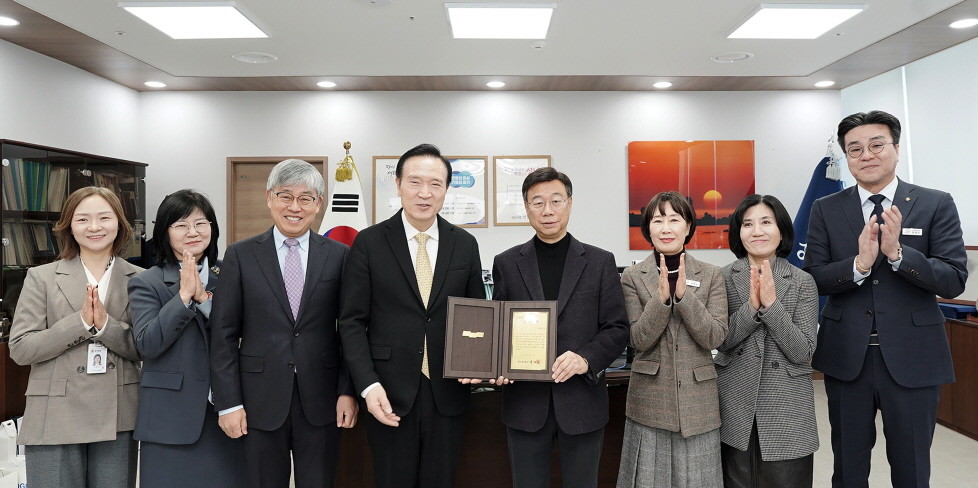 성남시는 경기도교육청이 주관한 ‘기초지자체 교육 협력 사업 평가’에서 우수 기관으로 선정돼 감사패를 받았다. / 성남시