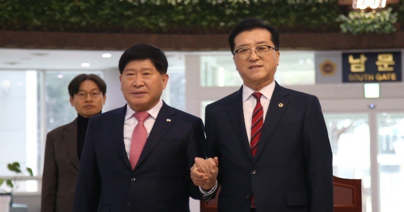 대전시의회 조원휘 의장과 충남도의회 홍성현 의장은 29일 대전시의회 로비에서 공동 기자회견을 열고      대전·충남 행정통합 추진에 대한 양 의회의 입장을 밝혔다./사진=김지연 기자