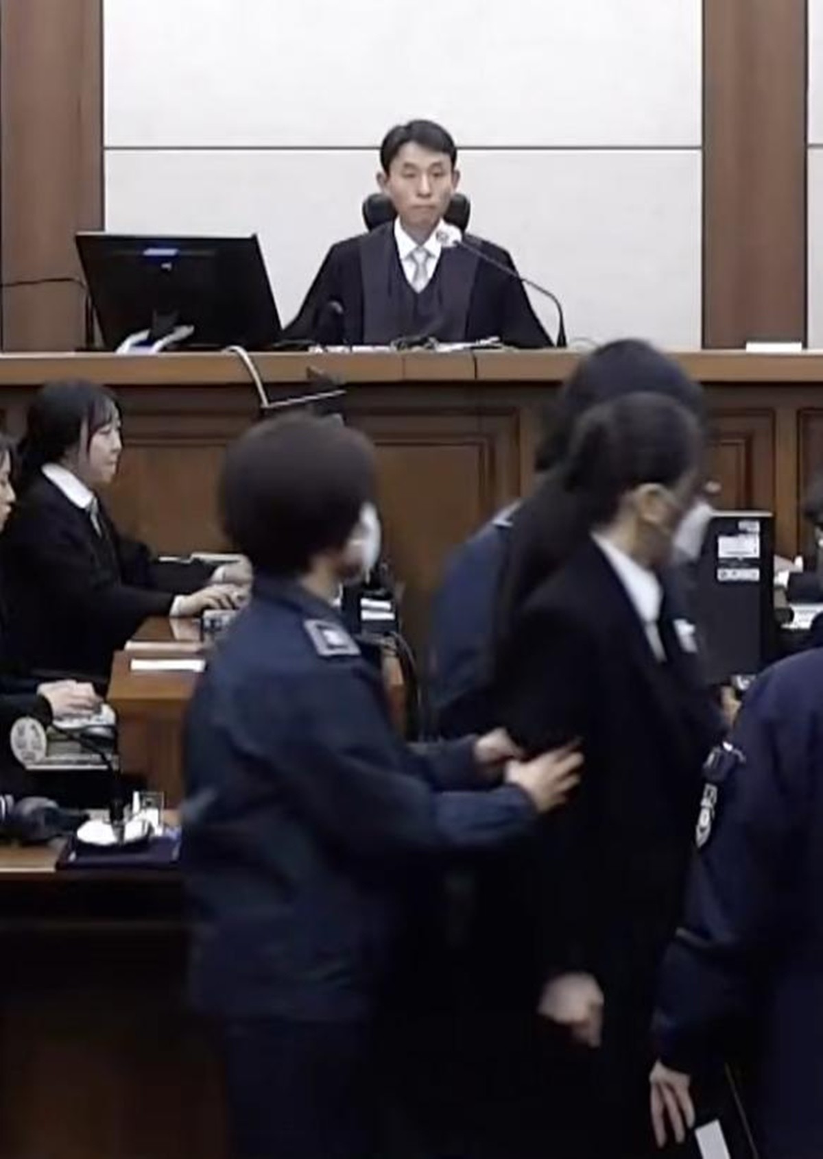 김건희 여사가 28일 서울중앙지방법원에서 열린 1심 선고 공판에 출석하고 있다. / 서울중앙지법