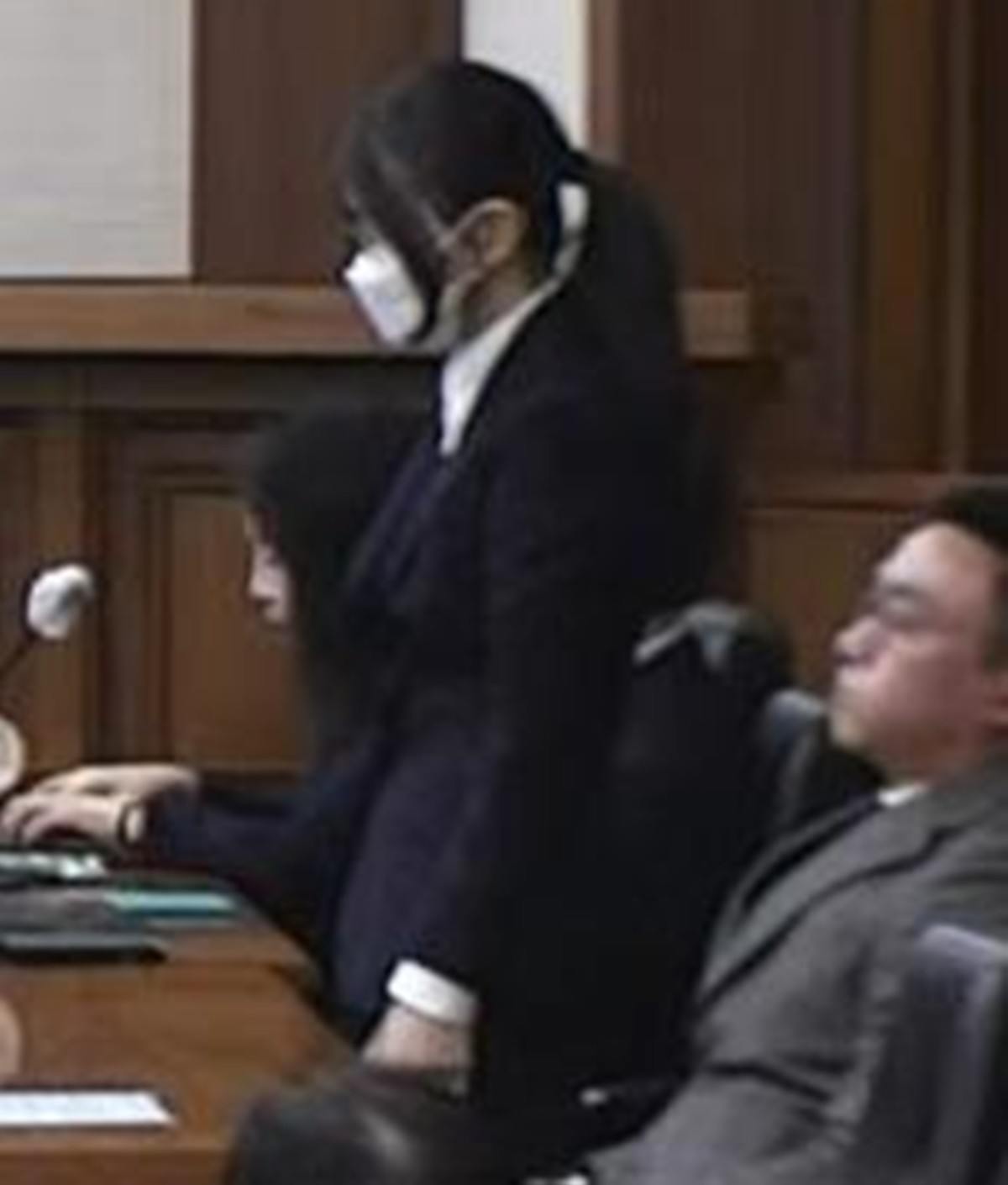 김건희 여사가 28일 서울중앙지방법원에서 열린 1심 선고 공판에서 선고받고 있다. / 서울중앙지법