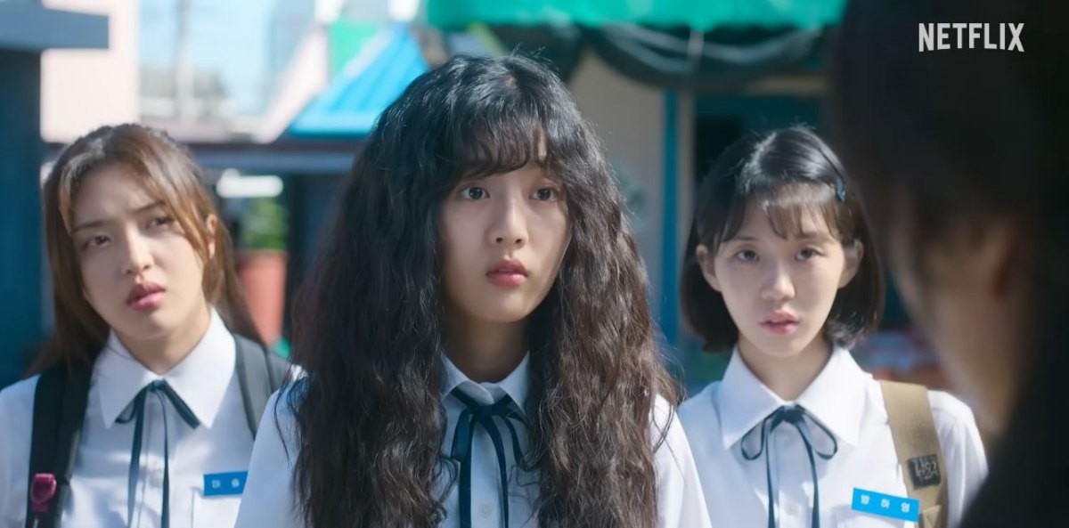 배우 신은수(가운데)가 드라마 '고백의 역사'에 출연한 모습. / 유튜브 'Netflix Korea 넷플릭스 코리아'