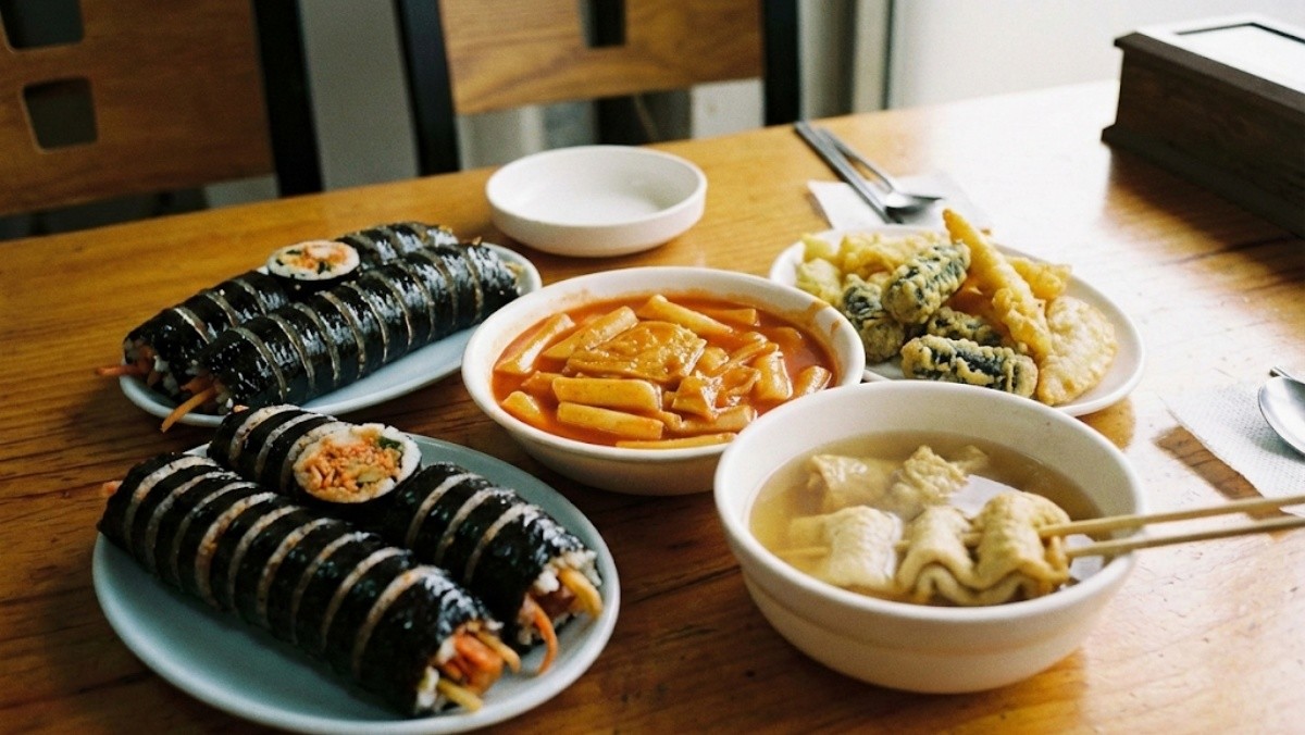 김밥, 떡볶이 등 맛있는 분식 / 기사 내용을 바탕으로 제작한 AI 이미지