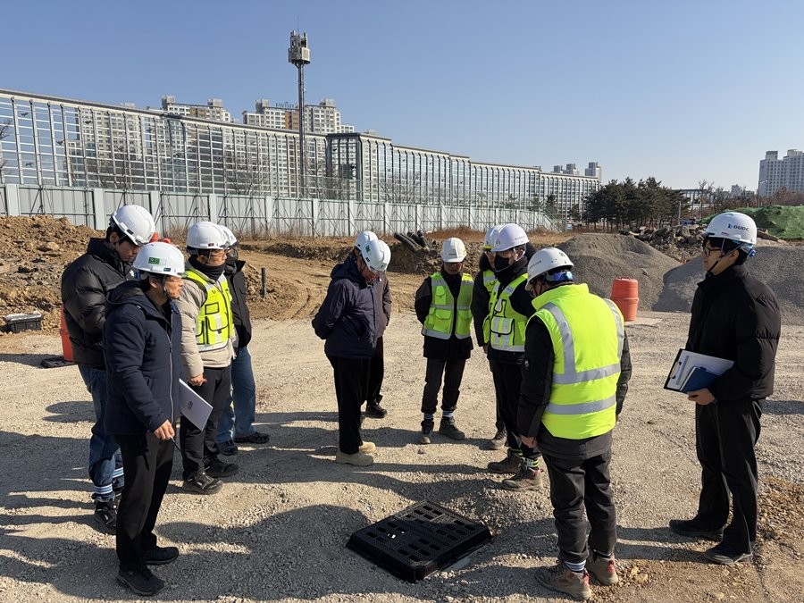 지난 27일 특별안전점검 차 건설현장을 방문한 정명섭 대구도시공사 사장이 현장 관계자들과 점검을 하고 있다.  / 대구도시개발공사 제공