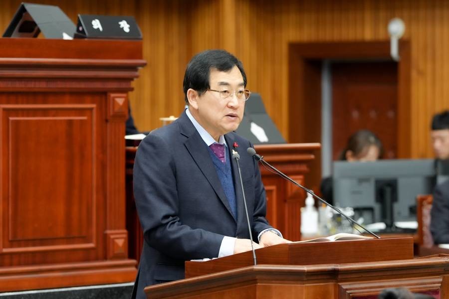 주낙영 경주시장이 29일 경주시의회 본회의장에서 열린 제295회 경주시의회 임시회에서 2026년 시정에 관한 보고를 하고 있다./경주시