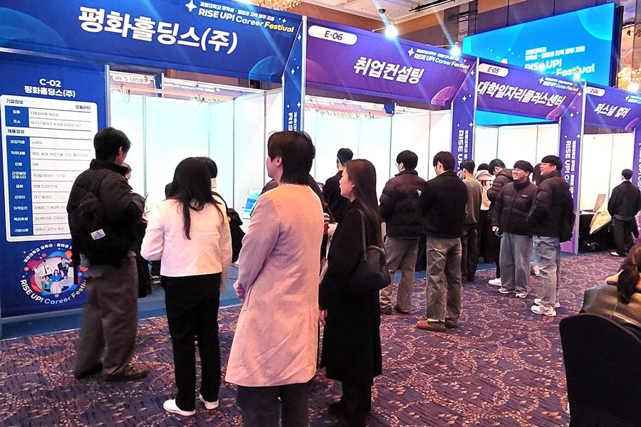 지난 28일 ‘RISE UP! Career Festival’에서 참여 기업 부스 앞에서 학생들이 인사담당자와 채용 상담을 하고 있다. / 계명대학교 제공