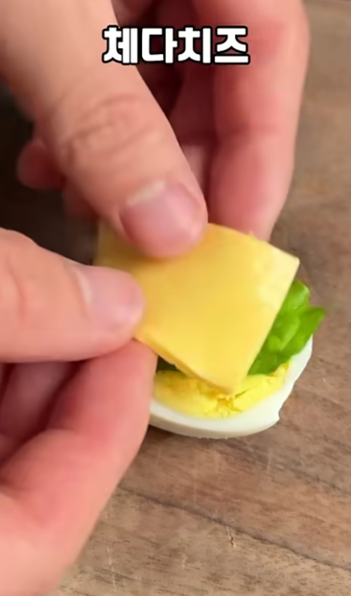 에그버거를 만드는 모습 / 유튜브 '밥피티'