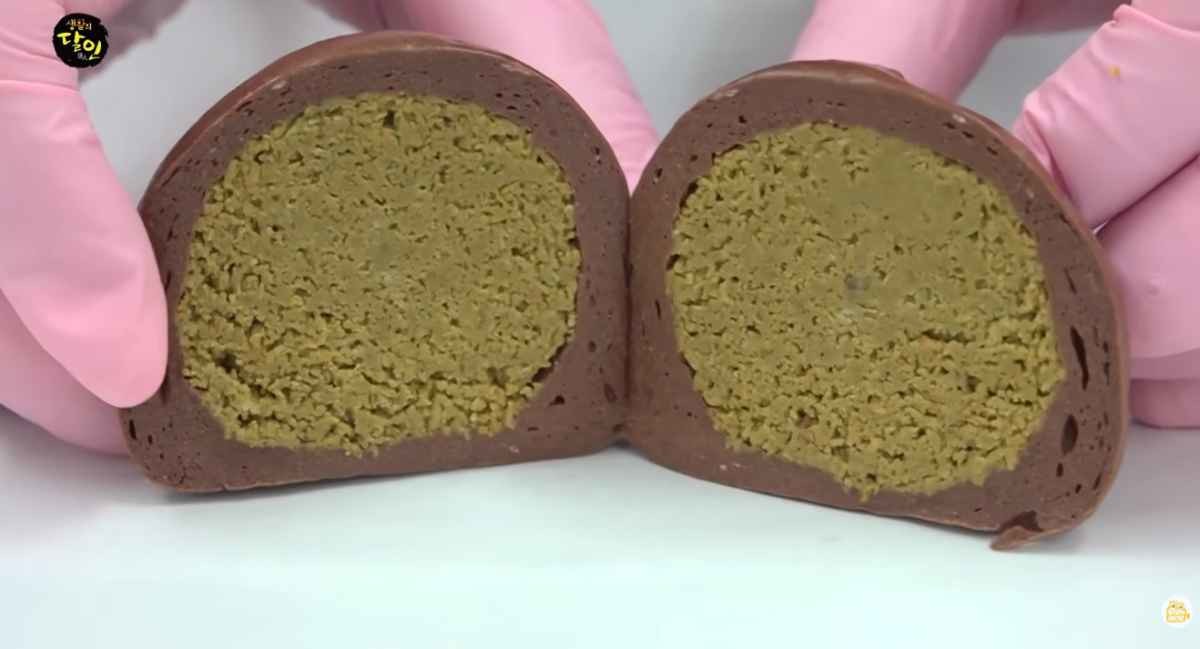 원조 두쫀쿠 단면. / 유튜브 '우와한 비디오'