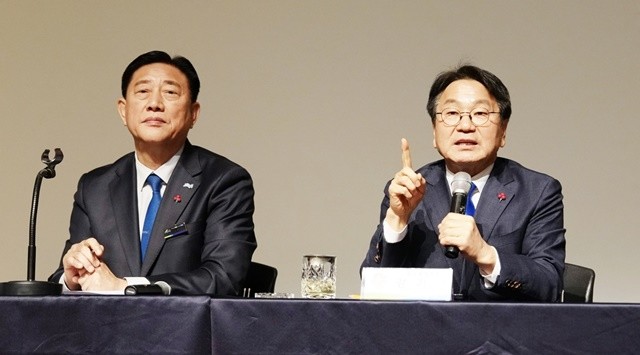 강기정 광주광역시장이  29일 오후 3시30분 장성문화예술회관 소공연장에서 열린 ‘광주전남 통합 도민과의 상생토크'에 참석해 전남도민들에게 광주전남 통합 관련 내용과 산업‧경제‧교통 분야 등 주민 생활에 미치는 영향 등을 설명하고 있다. /광주광역시 제공