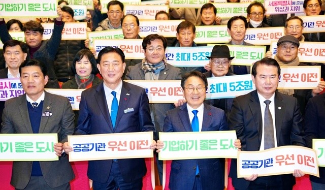 강기정 광주광역시장이  29일 오후 3시30분 장성문화예술회관 소공연장에서 열린 ‘광주전남 통합 도민과의 상생토크'에 참석해 전남도민들에게 광주전남 통합 관련 내용과 산업‧경제‧교통 분야 등 주민 생활에 미치는 영향 등을 설명하고 참석자들과 기념촬영 하고있다. /광주광역시 제공