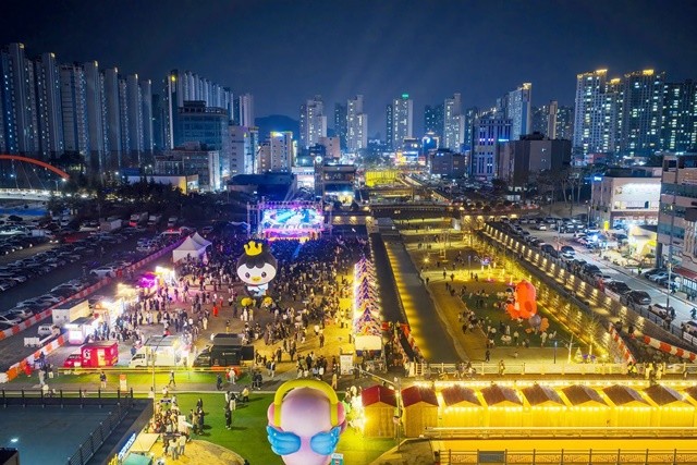 지난해 12월 해룡면 신대천에서 열린 주말의광장 행사에 시민들이 함께하고 있다.