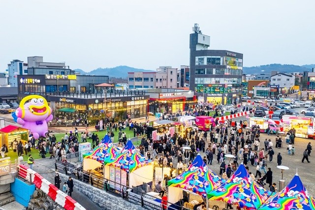 지난해 12월 해룡면 신대천에서 열린 주말의광장 행사에 시민들이 함께하고 있다