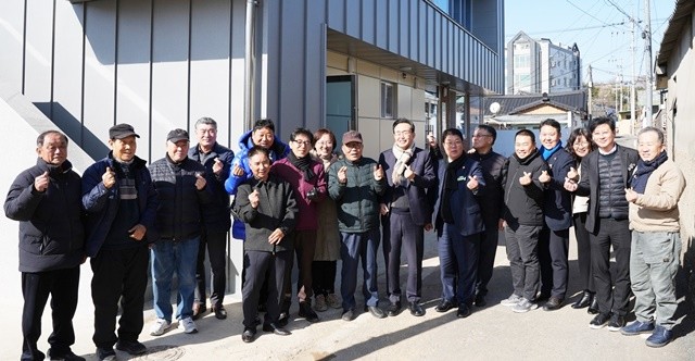 윤병태 나주시장을 비롯한 관계자들과 주민들이 이창 8통 마을회관 리모델링 완료를 기념사진을 촬영하고 있다.