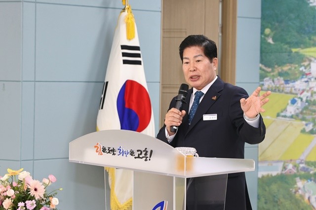 공영민 군수가 2026 군민과의 지역발전 토론회를 주재하고 있다