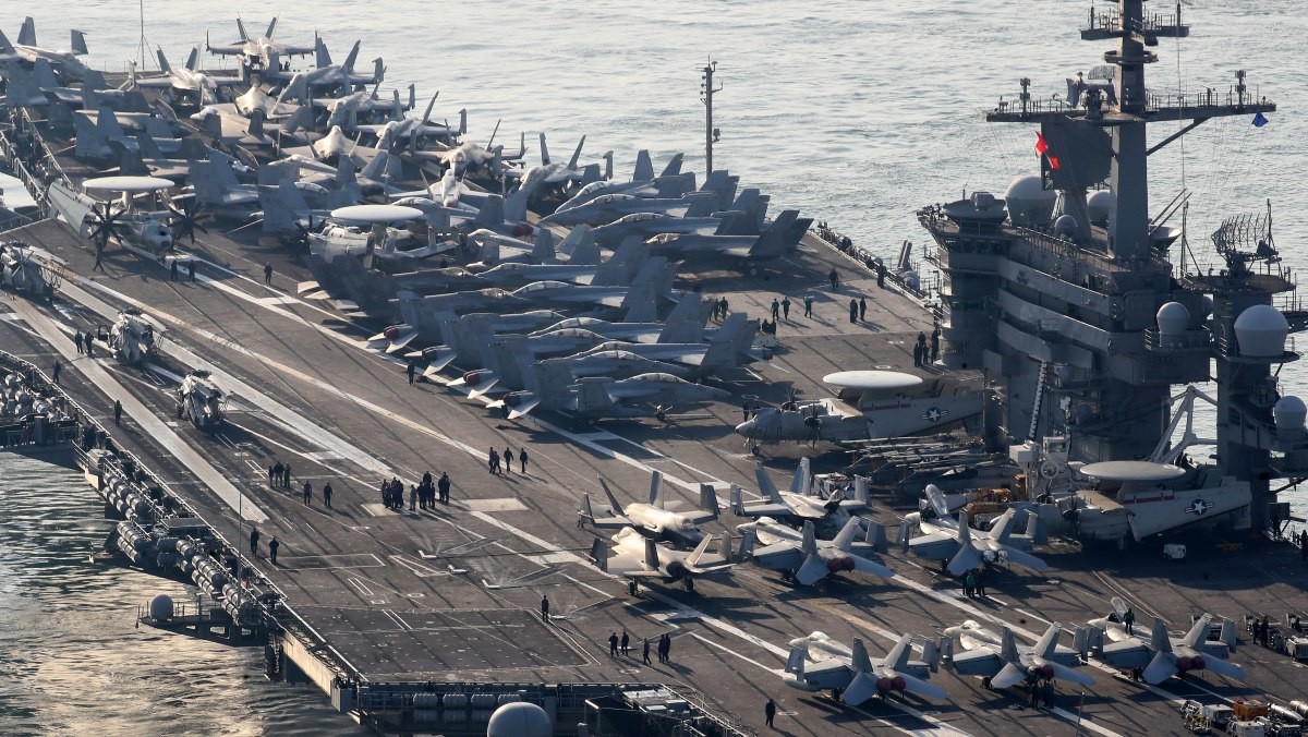 미 핵항모 갑판 위 빼곡한 전투기. 기사의 이해를 돕기 위한 사진 / 뉴스1