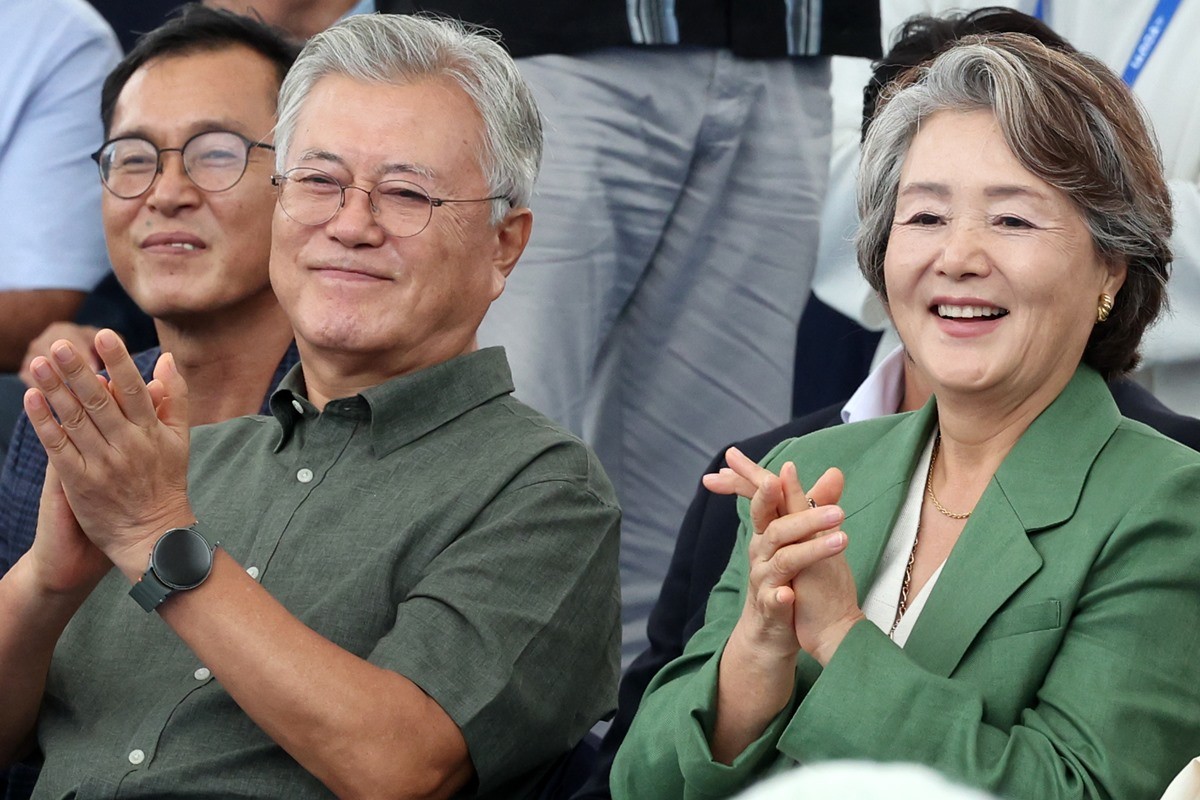 문재인 대통령과 김정숙 여사 자료 사진. 김정숙 여사가 청와대 특수활동비로 의상을 구매했다는 의혹을 재수사한 경찰이 기존과 마찬가지로 김 여사에 대해 무혐의 처분을 내린 것으로 전해졌다. 김 여사는 문재인 전 대통령 재임 시절 특활비로 의류 80여 벌을 구매했다는 의혹으로 2022년 3월 시민단체 서민민생대책위원회에 고발당했다.         / 뉴스1