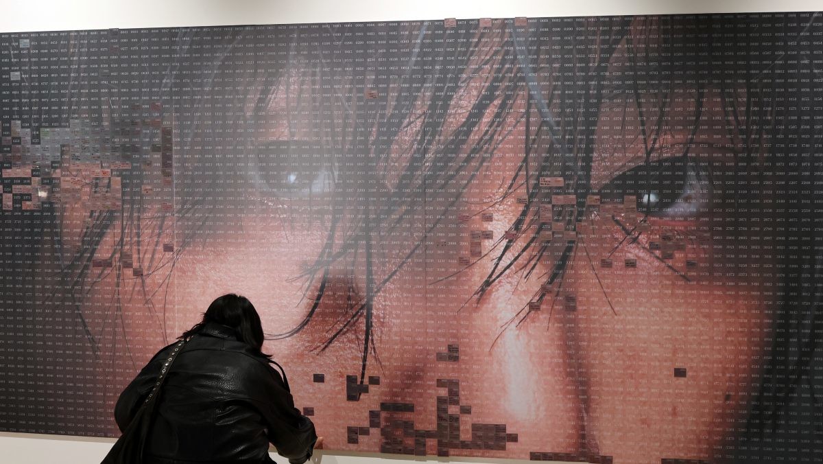 지난 20일 오후 서울 중구 프리즈 하우스 서울에서 열린 BTS 뷔의 포토북 ‘타입 비(TYPE 非)’ 발간 기념 오프라인 전시 ‘뷔 타입 비 : 온-사이트 인 서울(V TYPE 非 : ON-SITE IN SEOUL)’을 찾은 관람객이 응원 문구를 남기고 있는 모습. / 뉴스1