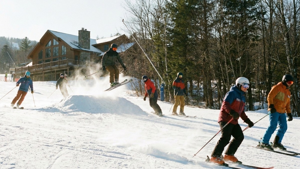 스키를 즐겁게 타는 모습 / 기사 내용을 바탕으로 제작한 AI 이미지