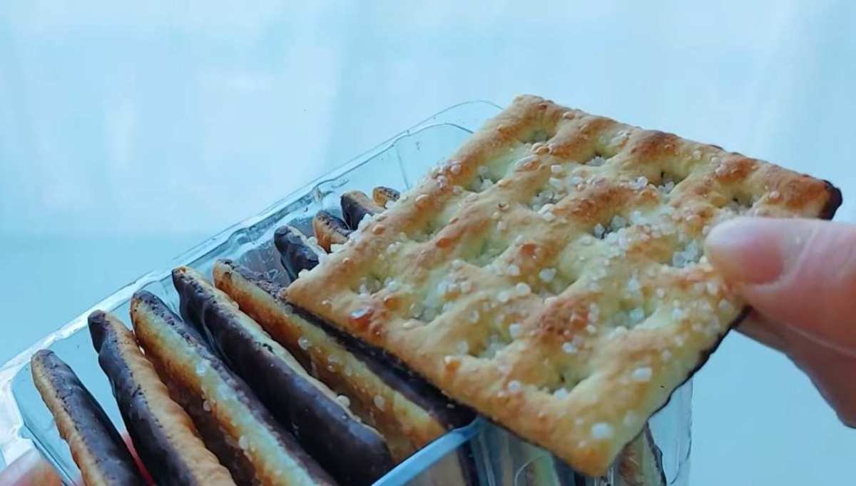 다이소 인기 초코 과자. / 유튜브 '알뜰살뜰'