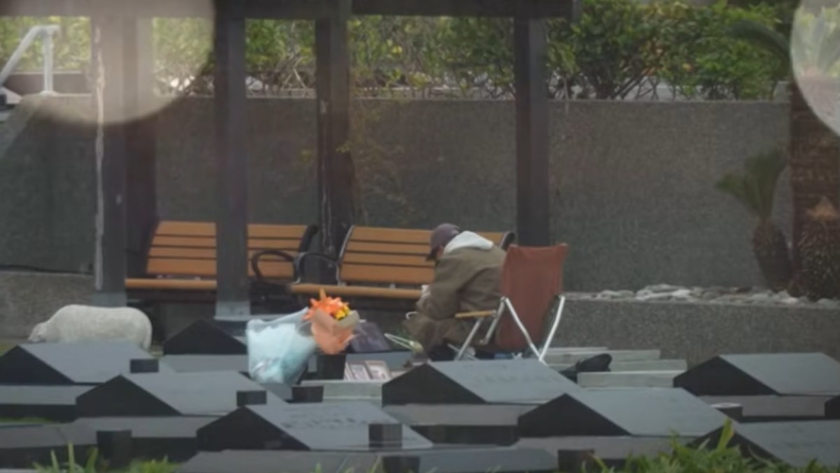 서희원 묘소 지키고 있는 구준엽 / 유튜브 'KBS 셀럽병사의 비밀'