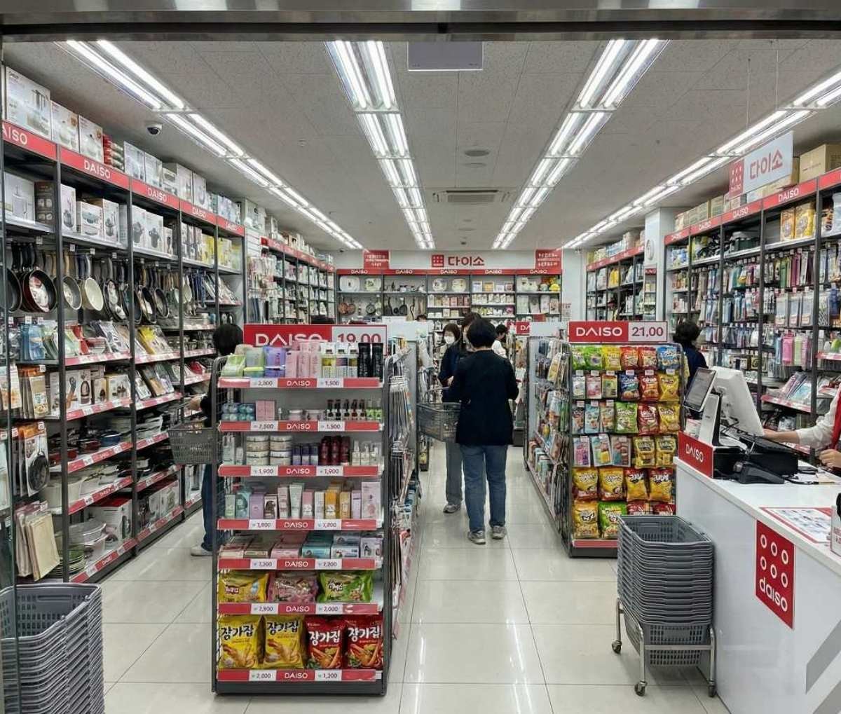 '다이소 매장 풍경?!' 기사 내용 토대로 AI툴 활용해 제작한 자료사진.