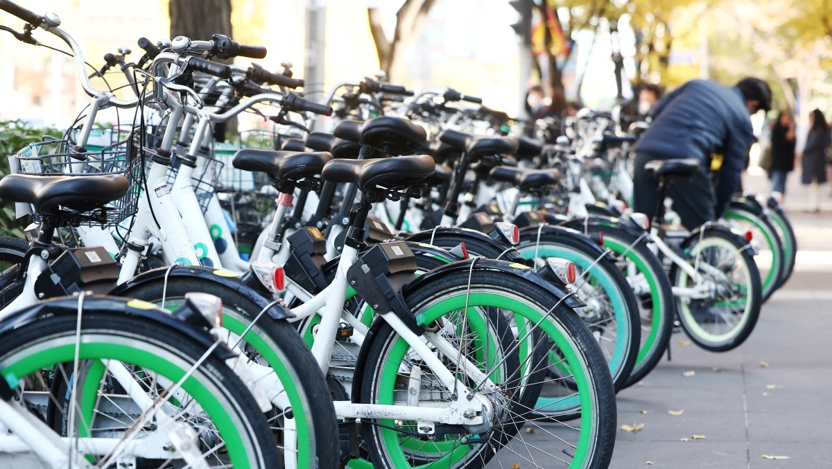 서울 시내의 한 따릉이 대여소에서 시민들이 따릉이를 이용하고 있다. 기사의 이해를 돕기 위한 사진 / 뉴스1