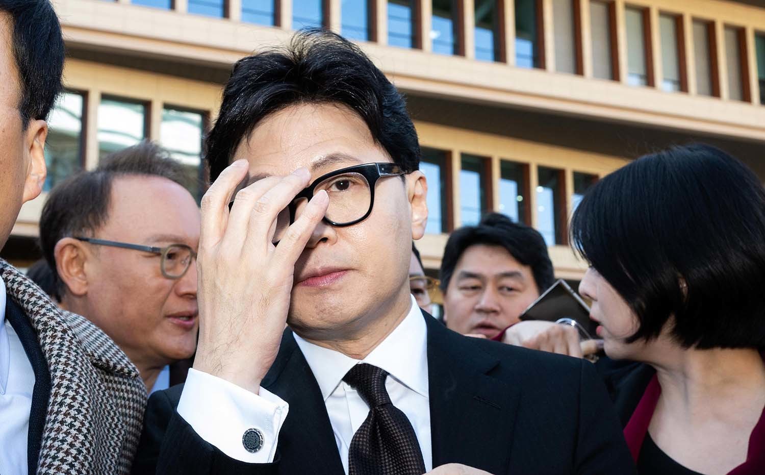 한동훈 전 국민의힘 대표가 29일 서울 여의도 국회 소통관에서 국민의힘 지도부의 제명 결정에 관한 입장 발표를 마치고 차량으로 향하고 있다. /뉴스1 (공동취재) 2