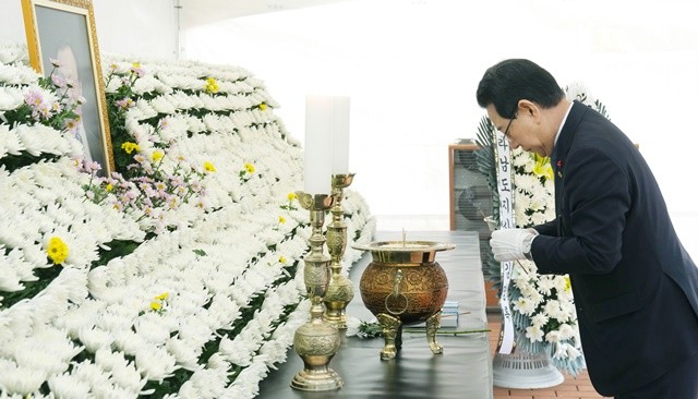 김영록 전라남도지사가 30일 무안군 남악복합주민센터에 마련된 고 이해찬 민주평통자문회의 수석부의장 분향소를 방문해 실·국장들과 조문하고 있다.