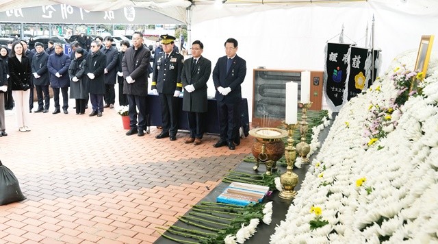김영록 전라남도지사가 30일 무안군 남악복합주민센터에 마련된 고 이해찬 민주평통자문회의 수석부의장 분향소에서 조문객을 맞이하고 있다.