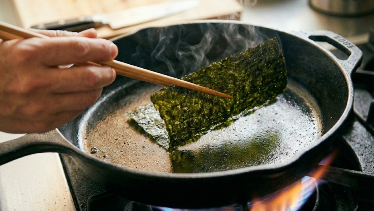 프라이팬에 김을 올리는 모습 / 기사 내용을 바탕으로 제작한 AI 이미지