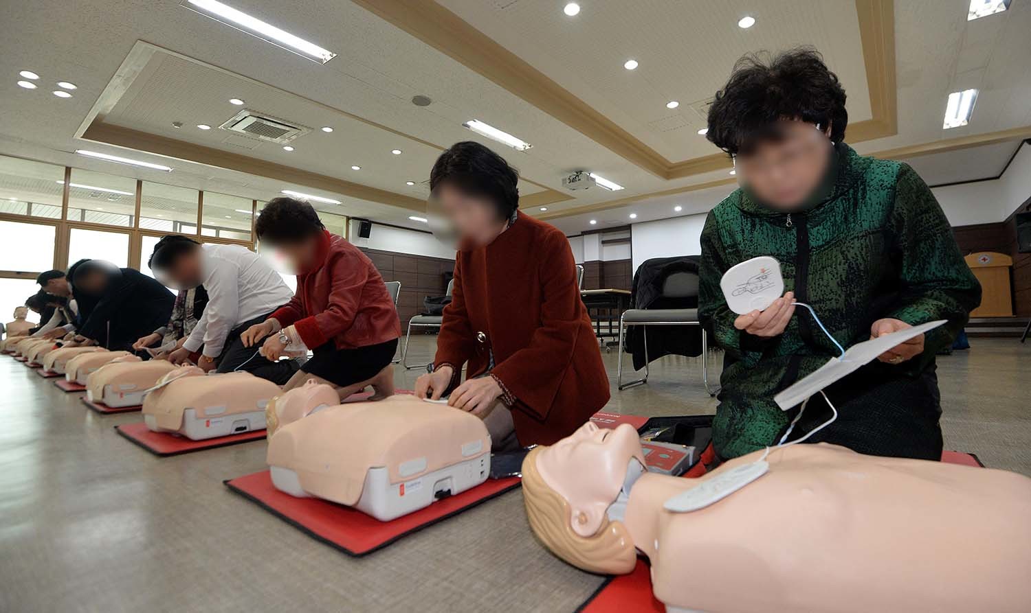 심폐소생술(CPR)과 자동심장충격기(AED) 교육을 받는 모습. / 뉴스1 자료사진