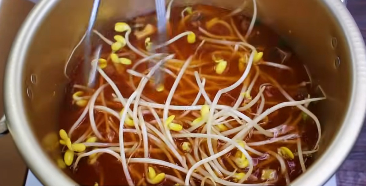 라면에 콩나물을 넣는 모습 / 유튜브 '집밥 korean home cooking'