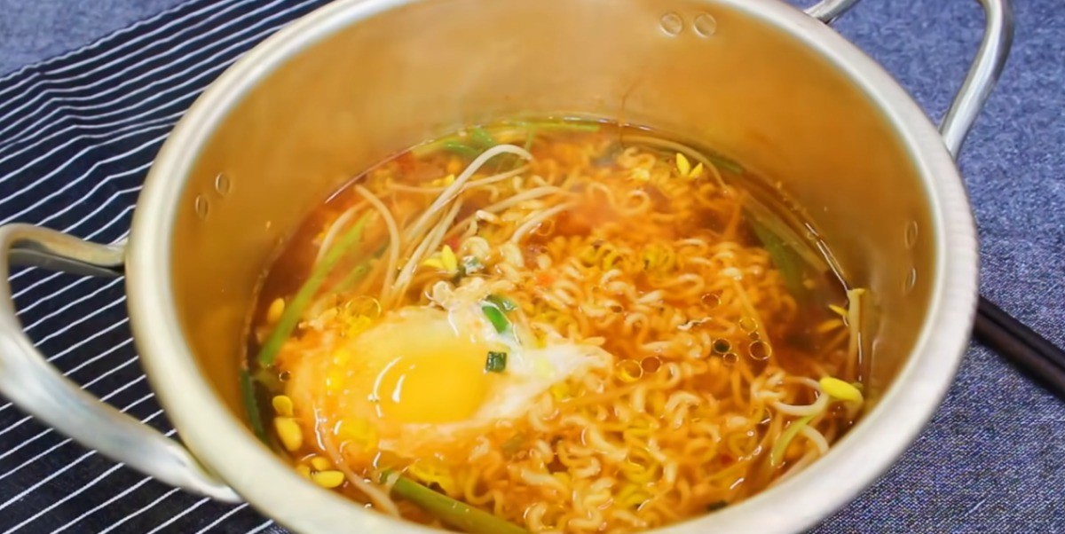 완성된 맛있는 라면 / 유튜브 '집밥 korean home cooking'